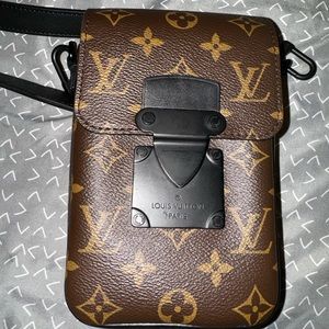 S-Lock Vertical wearable wallet